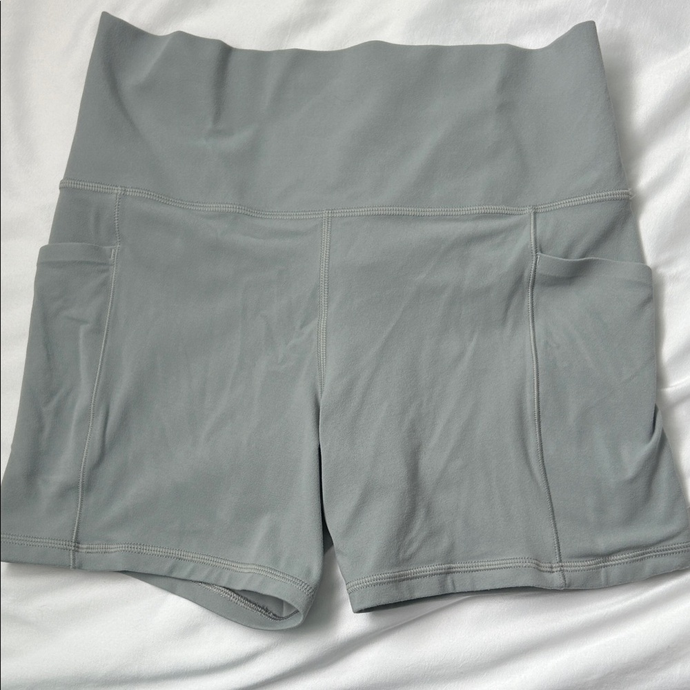 Athleta Salutation Stash 5” Shorts